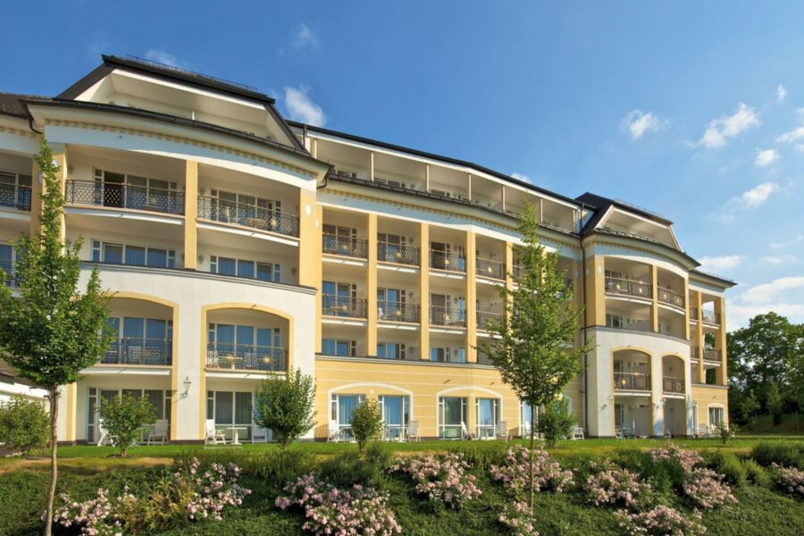 04 01 Steigenberger Hotel der Sonnenhof Bad Woerishofen Hochzeitslocation 2019 HYSAGB02 SHR Sonnenhof exterior Exterior view day