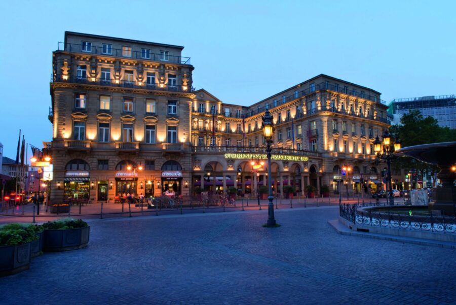 09 01 Steigenberger Frankfurter Hof Frankfurt Hochzeitslocation 2019 44521 SHR FrankfurterHof exterior BlaueStunde 0069 LA