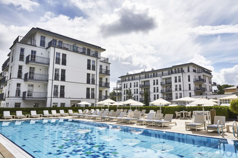 17 01 Steigenberger Grandhotel Spa Heringsdorf Usedom Hochzeitslocation 2019 178 Heringsdorf exterior Aussenpool Blick Palais