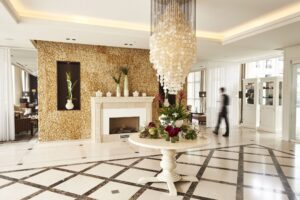 17 02 Steigenberger Grandhotel Spa Heringsdorf Usedom Hochzeitslocation 2019 178 Heringsdorf public Lobby Kamin