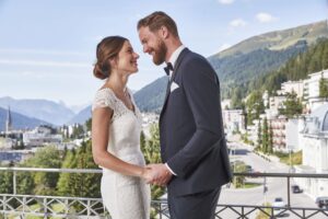18 02 Steigenberger Grandhotel Belvedere Davos Hochzeitslocation 2019 SHR BelvedereDavos Wedding Couple Exterior 10