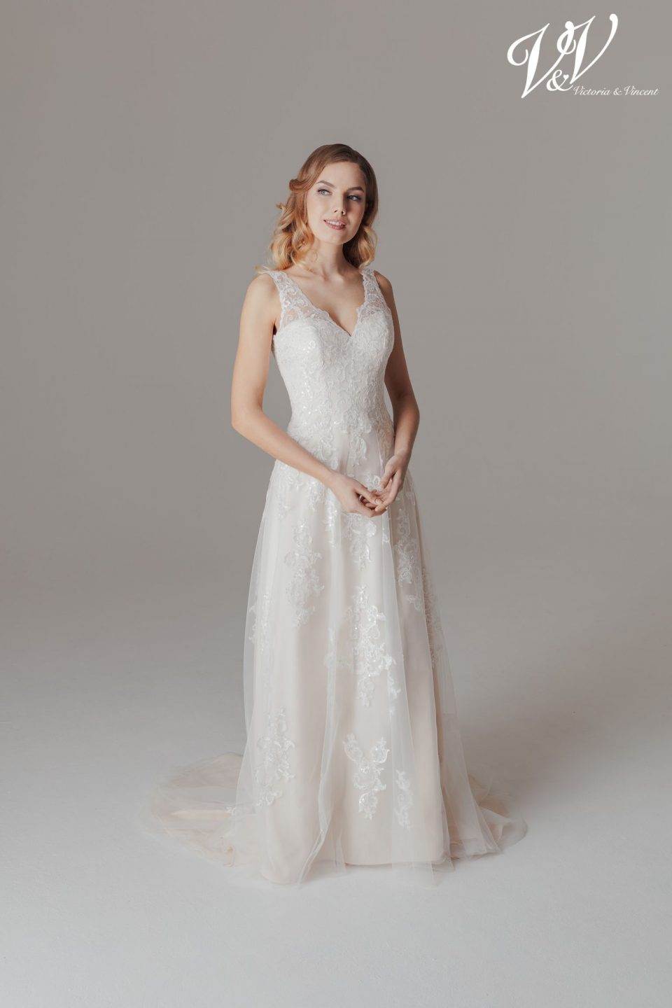 32 Victoria Vincent Brautmoden Brautkleider Kollektion 2020 V8728 1 Kaisa