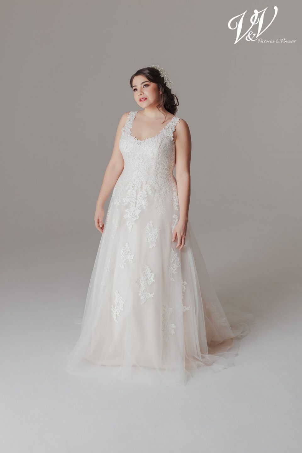 40 Victoria Vincent Brautmoden Brautkleider Kollektion 2020 V8732 1 Kikka