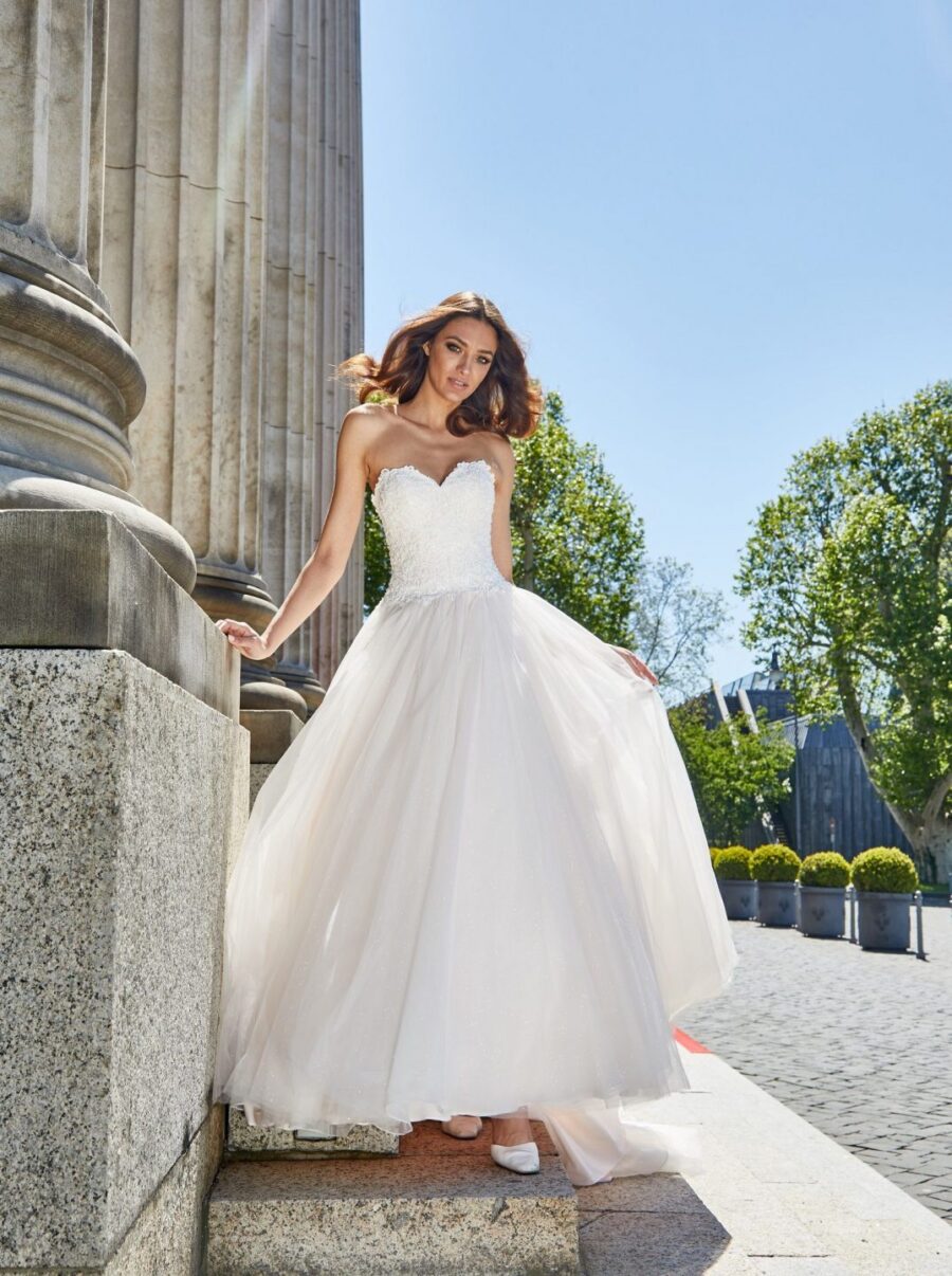 604 Euro Mode Donner Brautmoden Brautkleider Kollektion 2020 Novabella 30407 29