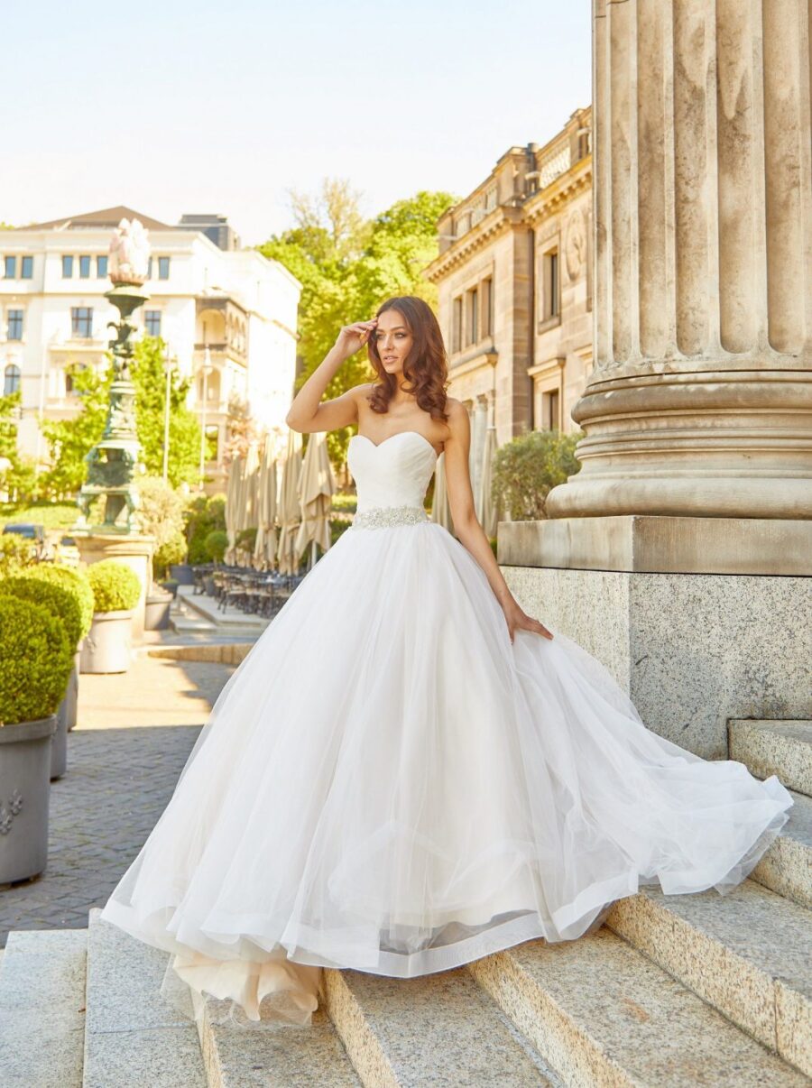 607 Euro Mode Donner Brautmoden Brautkleider Kollektion 2020 Novabella 30408 105