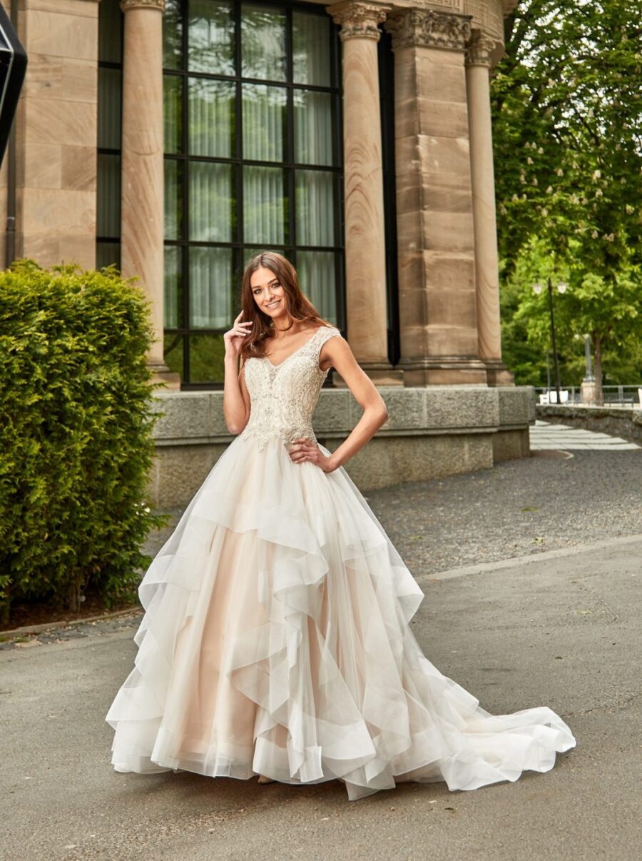 610 Euro Mode Donner Brautmoden Brautkleider Kollektion 2020 Novabella 30409 13