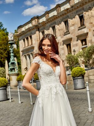 629 Euro Mode Donner Brautmoden Brautkleider Kollektion 2020 Novabella 30418 16