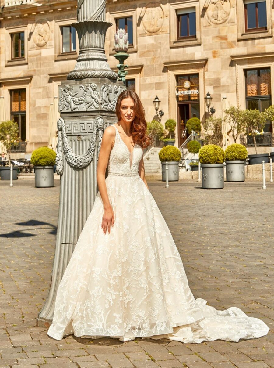 645 Euro Mode Donner Brautmoden Brautkleider Kollektion 2020 Novabella 30435 10