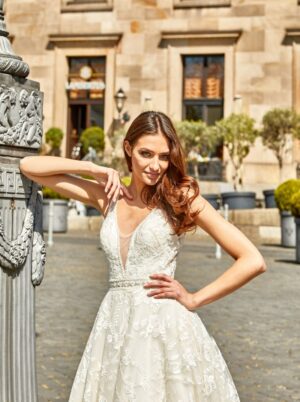 646 Euro Mode Donner Brautmoden Brautkleider Kollektion 2020 Novabella 30435 23