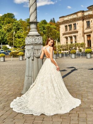 647 Euro Mode Donner Brautmoden Brautkleider Kollektion 2020 Novabella 30435 26