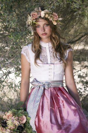 02 Alpenherz Hochzeitsdirndl Trachten Brautmode Kollektion 2020 Dirndl Elisa ecrue 2