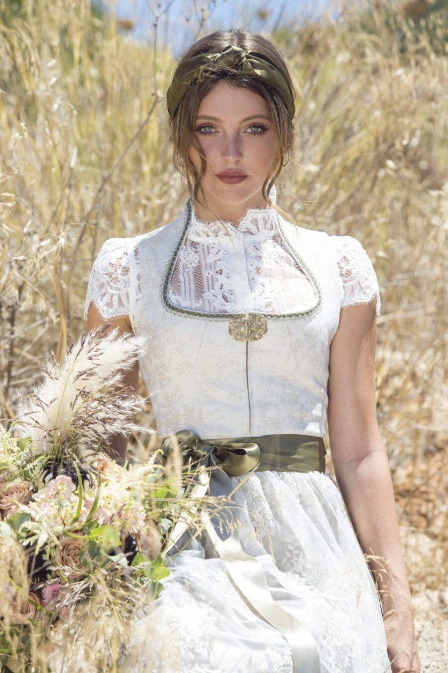 04 Alpenherz Hochzeitsdirndl Trachten Brautmode Kollektion 2020 Dirndl Emilia sand gold