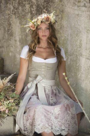 16 Alpenherz Hochzeitsdirndl Trachten Brautmode Kollektion 2020 Dirndl Elisa taupe 3