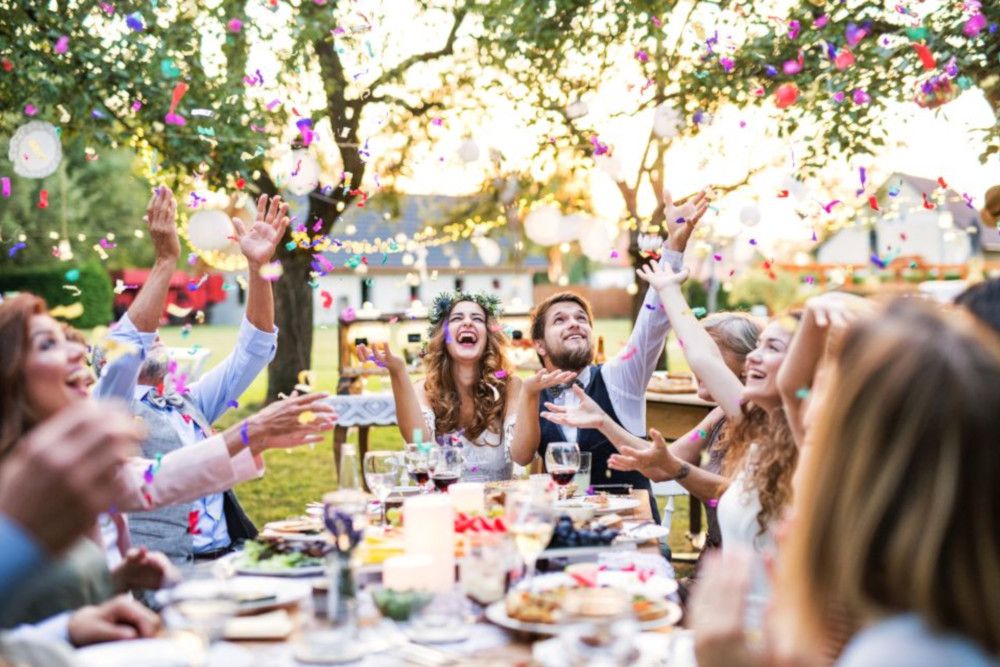 116 HOCHZEITde Ratgeber Allgemein Heiraten im Sommer Sommerhochzeit iStock 975796400 2019 06