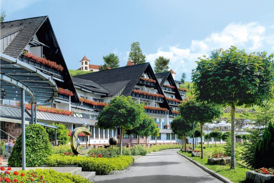 19 01 Relais Chateaux Hotels 2020 Hotel Dollenberg Bad Peterstal Griesbach Front