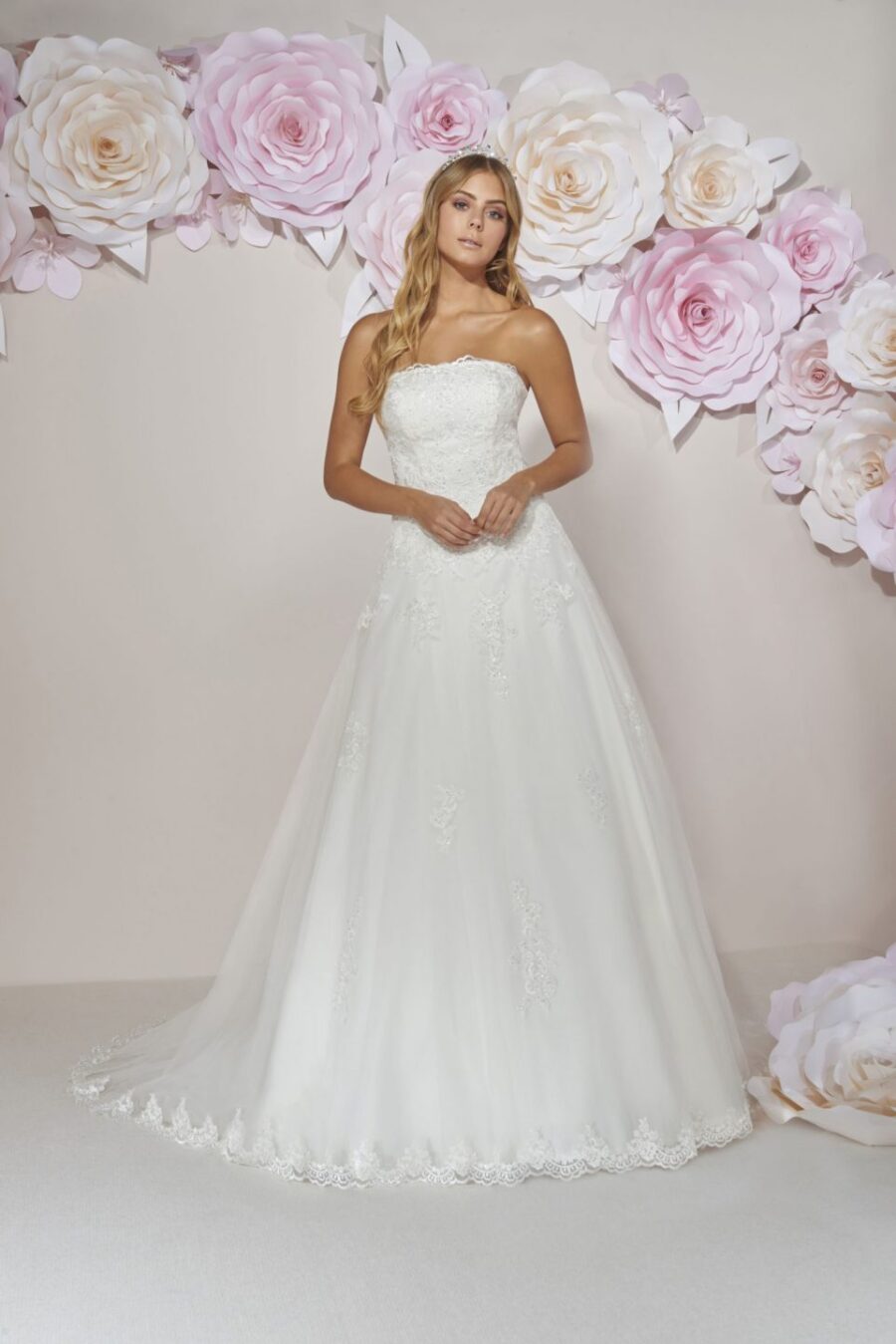 305 The Sposa Group Miss Kelly Collector Brautmoden Brautkleider Kollektion 2020 204 08 44010