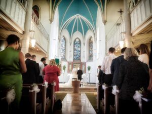 02 Fotostudio Hosenfeldt Wuppertal 2020 Fotograf Motiv Brautpaar in Kirche