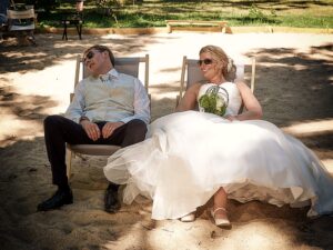 08 Fotostudio Hosenfeldt Wuppertal 2020 Fotograf Motiv Brautpaar im Liegestuhl