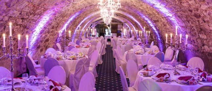 Festlich gedeckte Tische in einem Gewölbe