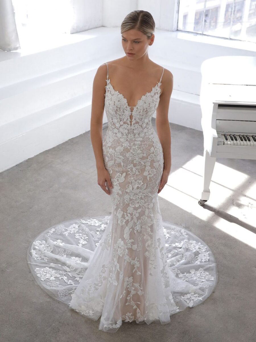 2 001 Blue by Enzoani Brautmoden Brautkleider Kollektion 2021 Blue 2021 Pro Nadia Fro Web