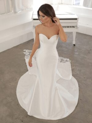 2 011 Blue by Enzoani Brautmoden Brautkleider Kollektion 2021 Blue 2021 Pro NanelleTrain Fro Web