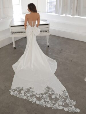 2 012 Blue by Enzoani Brautmoden Brautkleider Kollektion 2021 Blue 2021 Pro NanelleTrain Bac Web