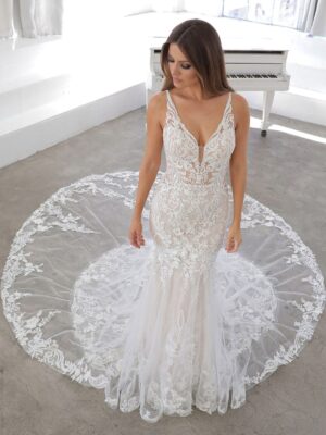 2 021 Blue by Enzoani Brautmoden Brautkleider Kollektion 2021 Blue 2021 Pro NasimaTrain Fro Web