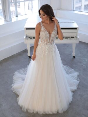 2 023 Blue by Enzoani Brautmoden Brautkleider Kollektion 2021 Blue 2021 Pro Nasrin Fro Web