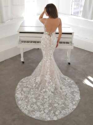 2 039 Blue by Enzoani Brautmoden Brautkleider Kollektion 2021 Blue 2021 Pro Nefertiti Bac Web