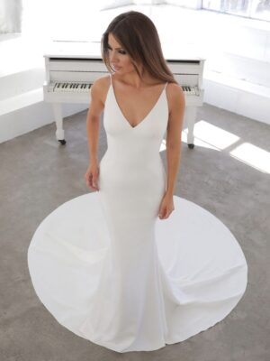 2 042 Blue by Enzoani Brautmoden Brautkleider Kollektion 2021 Blue 2021 Pro Nelia Fro Web