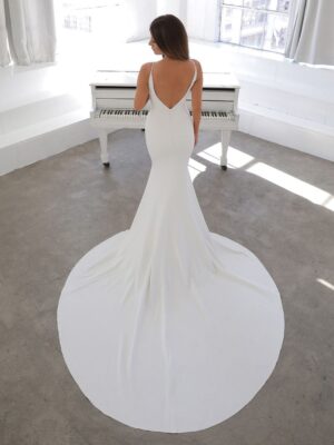 2 043 Blue by Enzoani Brautmoden Brautkleider Kollektion 2021 Blue 2021 Pro Nelia Bac Web