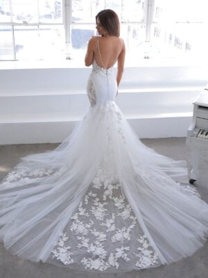 2 057 Blue by Enzoani Brautmoden Brautkleider Kollektion 2021 Blue 2021 Pro Nichelle Bac Web