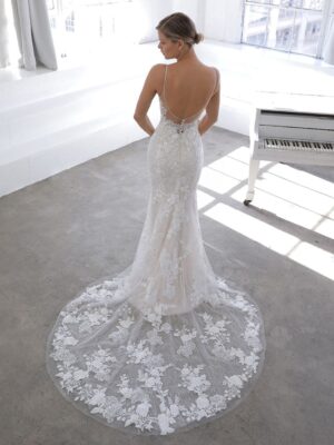 2 060 Blue by Enzoani Brautmoden Brautkleider Kollektion 2021 Blue 2021 Pro Nicolina Bac Web