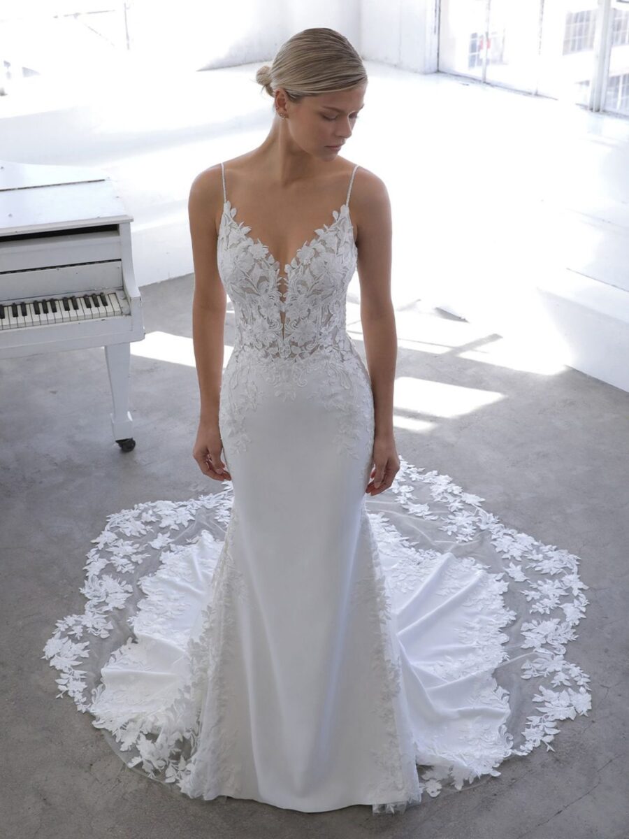 2 063 Blue by Enzoani Brautmoden Brautkleider Kollektion 2021 Blue 2021 Pro Nigella Fro Web