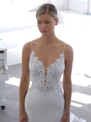 2 065 Blue by Enzoani Brautmoden Brautkleider Kollektion 2021 Blue 2021 Pro Nigella Fro Closeup Web