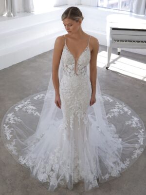 2 072 Blue by Enzoani Brautmoden Brautkleider Kollektion 2021 Blue 2021 Pro NishaCape Fro Web