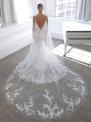 2 073 Blue by Enzoani Brautmoden Brautkleider Kollektion 2021 Blue 2021 Pro NishaCape Bac Web