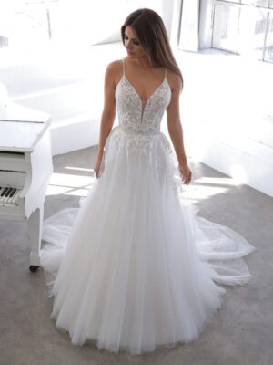 2 080 Blue by Enzoani Brautmoden Brautkleider Kollektion 2021 Blue 2021 Pro Norris Fro Web