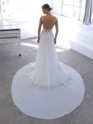 2 083 Blue by Enzoani Brautmoden Brautkleider Kollektion 2021 Blue 2021 Pro Novalee Bac Web