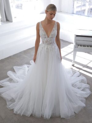 2 088 Blue by Enzoani Brautmoden Brautkleider Kollektion 2021 Blue 2021 Pro NovemberSkirt Fro Web