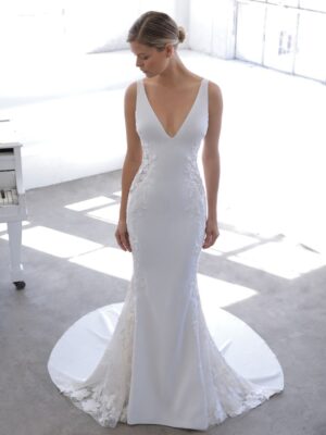 2 090 Blue by Enzoani Brautmoden Brautkleider Kollektion 2021 Blue 2021 Pro Nuraya Fro Web