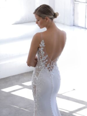 2 092 Blue by Enzoani Brautmoden Brautkleider Kollektion 2021 Blue 2021 Pro Nuraya Bac Closeup Web