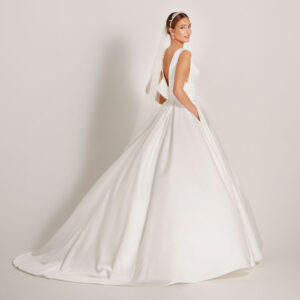 02-LILLY-Brautkleider-Kollektion-pure-with-by-Lilly-2023-08-4382-CR