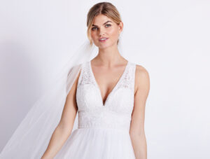 03-LILLY-Brautkleider-Kollektion-Lilly-2023-08-4057-CR