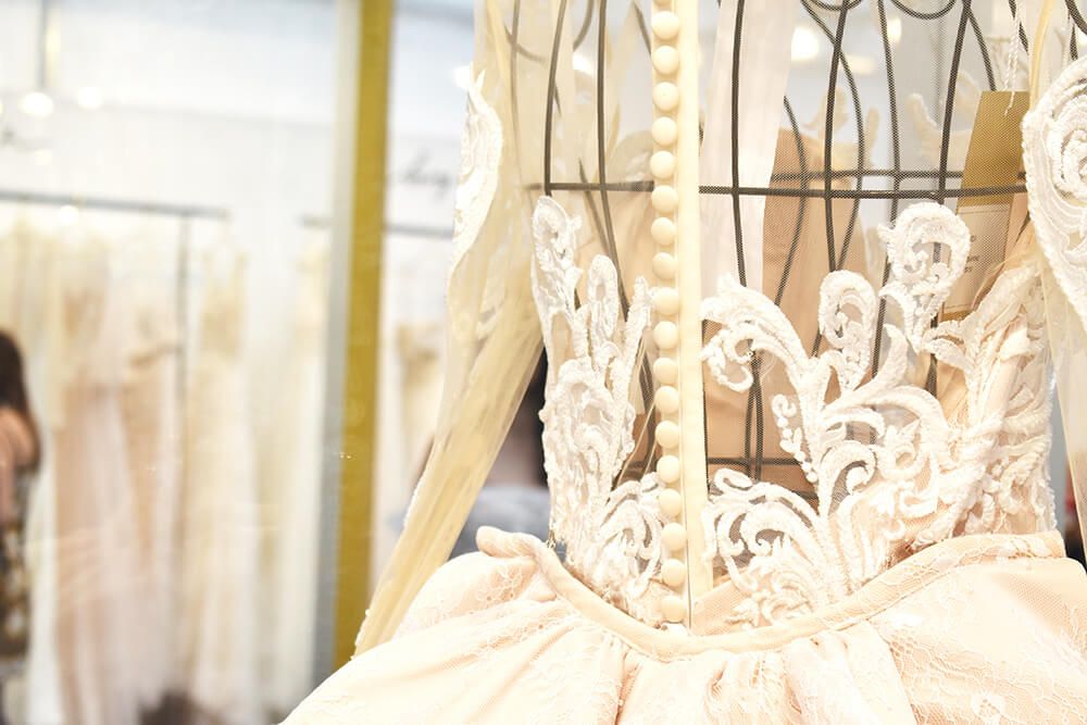 05 HOCHZEITde Ratgeber Aktuelles Barcelona Bridal Fashion Week brautkleid knopfleiste DSC 0719 2018 05