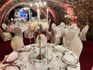 01-Gewoelbekeller-Burg-Weisenau-Weisenau-2024-Hochzeitslocation-rustikal-Eindeckung-Sabrina