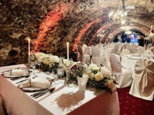 04-Gewoelbekeller-Burg-Weisenau-Weisenau-2024-Hochzeitslocation-rustikal-Saal-Sabrina