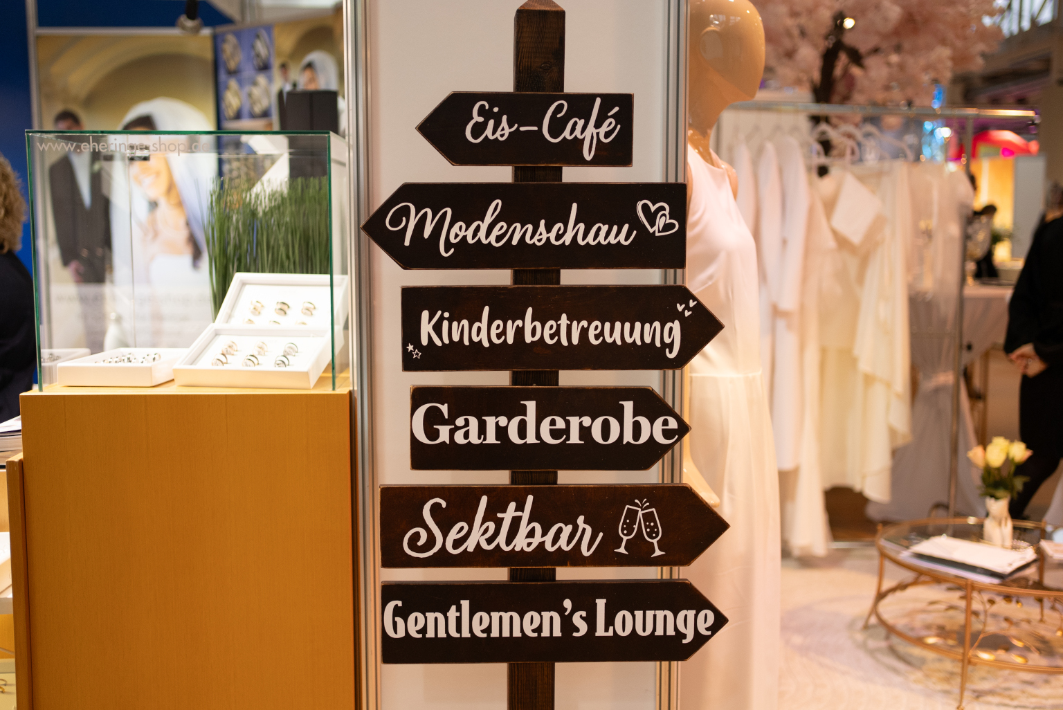 Foto - Wegweiser auf der Karlsruher Hochzeits-und Festtage