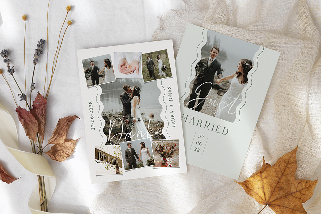Zwei Hochzeitseinladungen auf weichem Stoff mit Herbstblättern und Trockenblumen. Die linke Karte zeigt eine Collage aus Paarfotos und die rechte Karte zeigt ein Paar mit dem Text „Just Married“ und dem Datum 27.06.28.